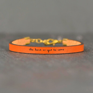 Pulsera de cuero con mensaje inspirador ajustable, hecha a mano con detalles grabados, regalo único y significativo.