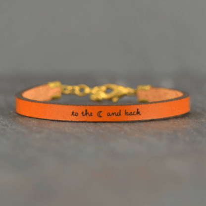 Pulsera de cuero con mensaje inspirador ajustable, hecha a mano con detalles grabados, regalo único y significativo.