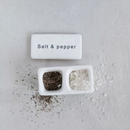 Recipiente para sal y pimienta en cerámica vitrificada blanco y negro con tapa, diseño elegante y resistente, ideal para la cocina.