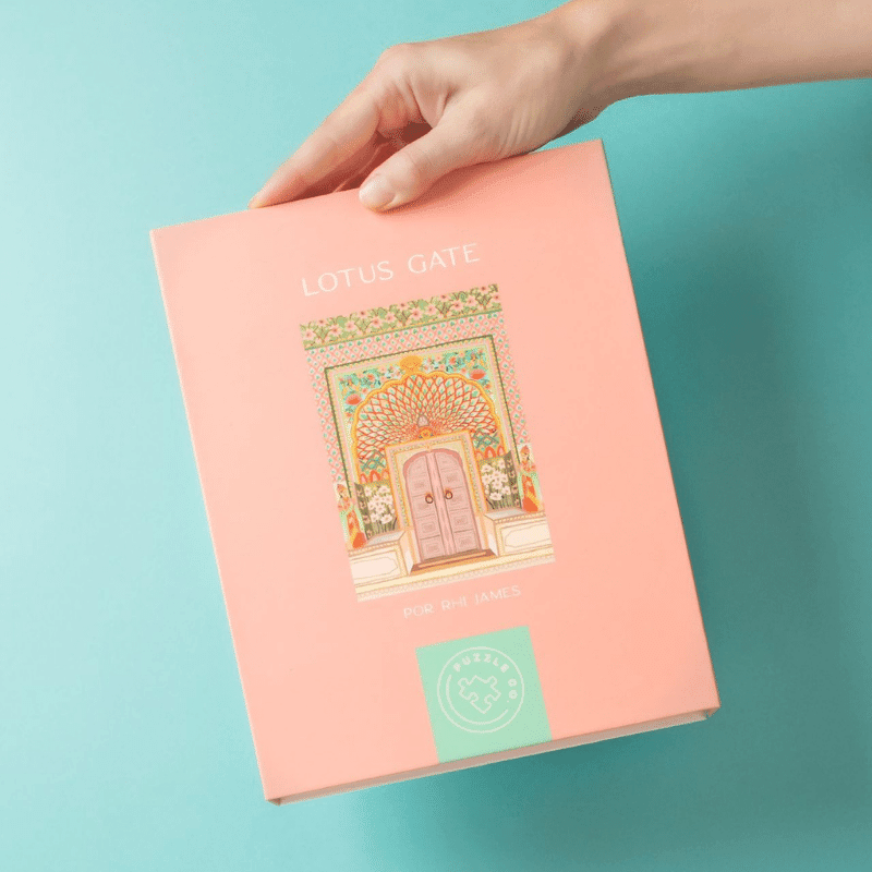 Rompecabezas de 1000 piezas "Lotus Gate" de Puzzle Co., ilustración vibrante inspirada en viajes, ideal para relajación y mindfulness en casa.