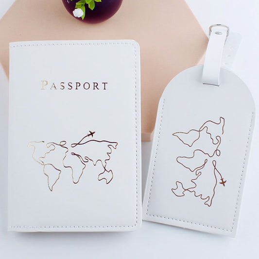 Set de viaje en cuero vegano color blanco, con funda para pasaporte y tag para maleta a juego
