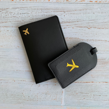 Set de viaje en cuero vegano color negro, con funda para pasaporte y tag para maleta a juego