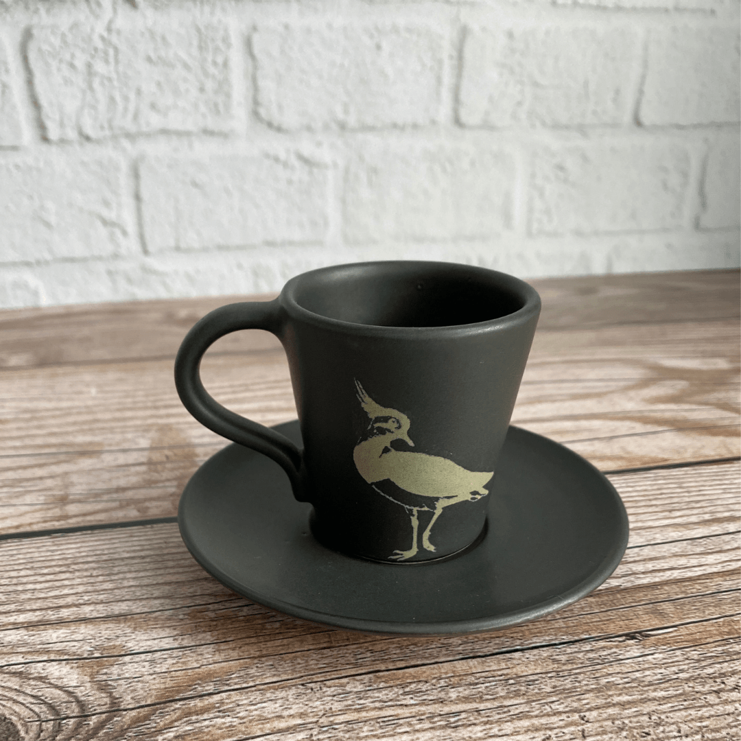 Taza artesanal de café expreso gris oscuro elaborada en cerámica de alta temperatura, perfecta para regalo.