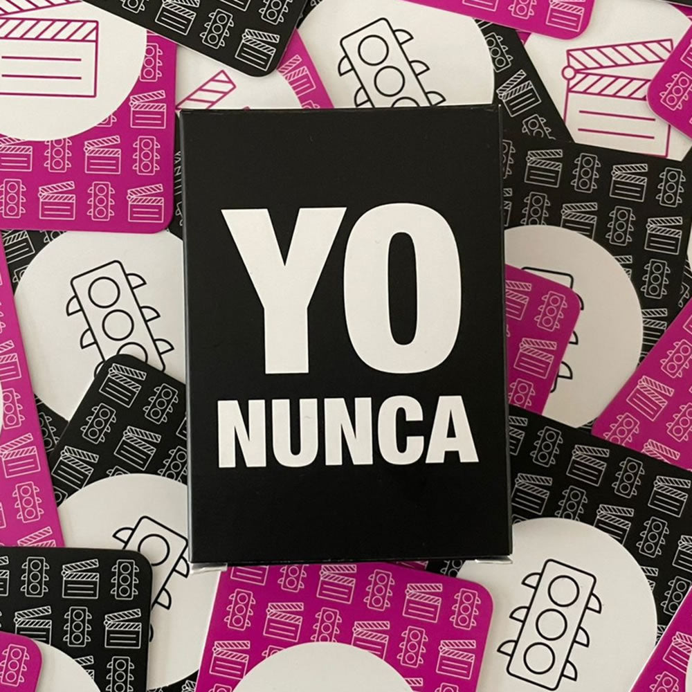Yo Nunca, juego de cartas para fiestas, con 50 cartas divididas en 2 categorías y 3 niveles de intensidad, perfecto para divertirse con amigos y desconocidos. Venta exclusiva para mayores de 18 años.