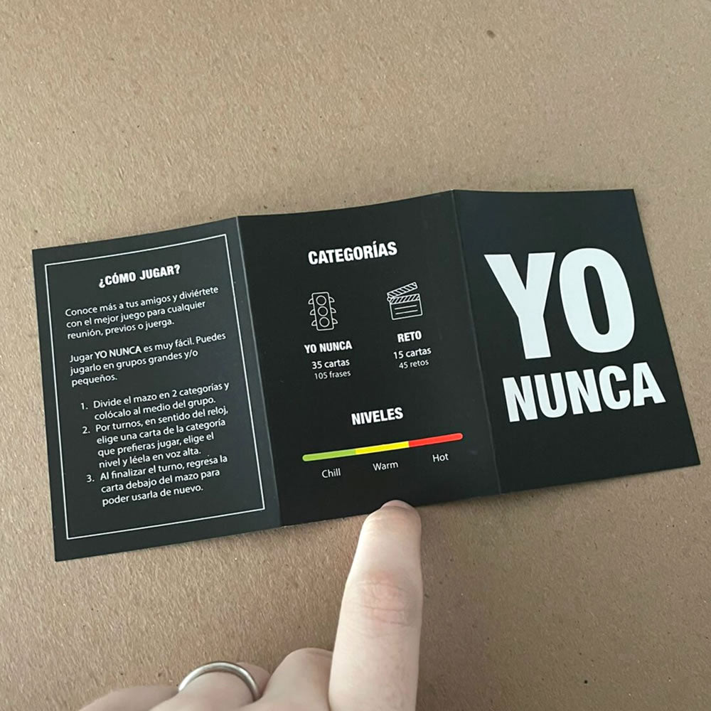 Yo Nunca, juego de cartas para fiestas, con 50 cartas divididas en 2 categorías y 3 niveles de intensidad, perfecto para divertirse con amigos y desconocidos. Venta exclusiva para mayores de 18 años.